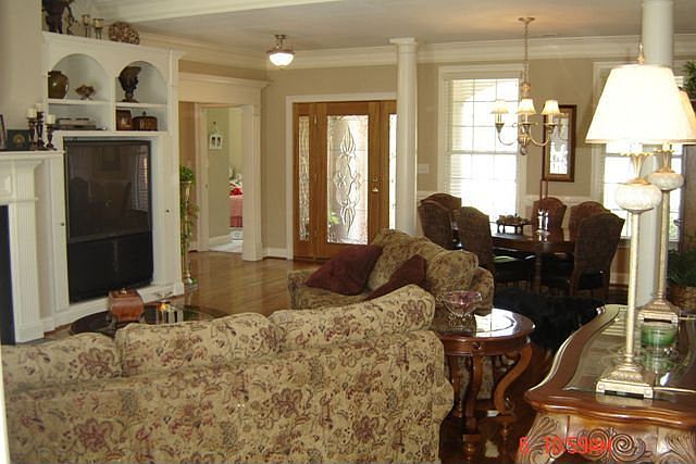 1st image of 461 S Oakley Ln
