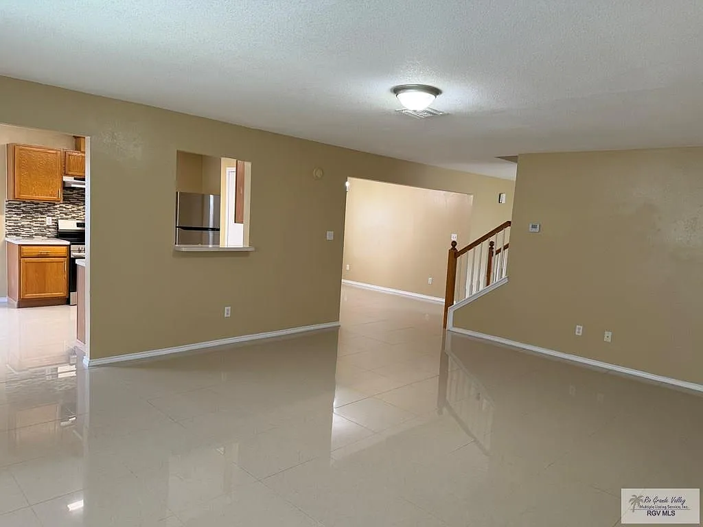 4 bed, 2.5 bath, 2300 sqft, $2,300 — Photo 2
