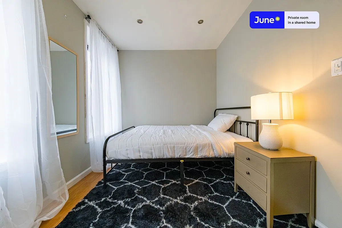 Full bedroom in 4 bed/2 bath home in Upper West Side #1827 D — Photo 1