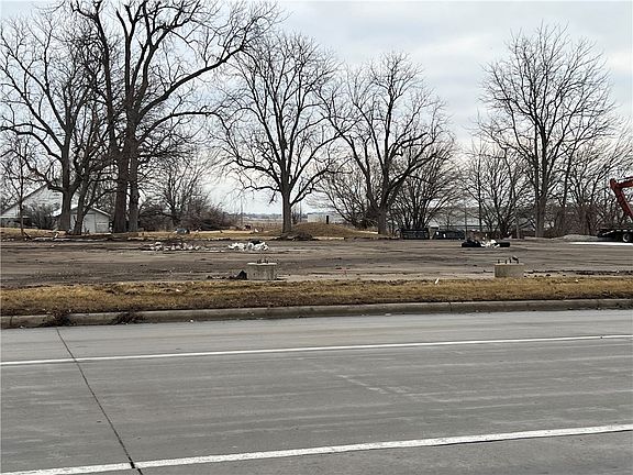 2nd image of 104 Iowa Speedway Dr