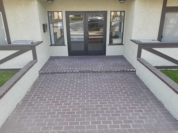 2nd image of 11028 Moorpark St #303