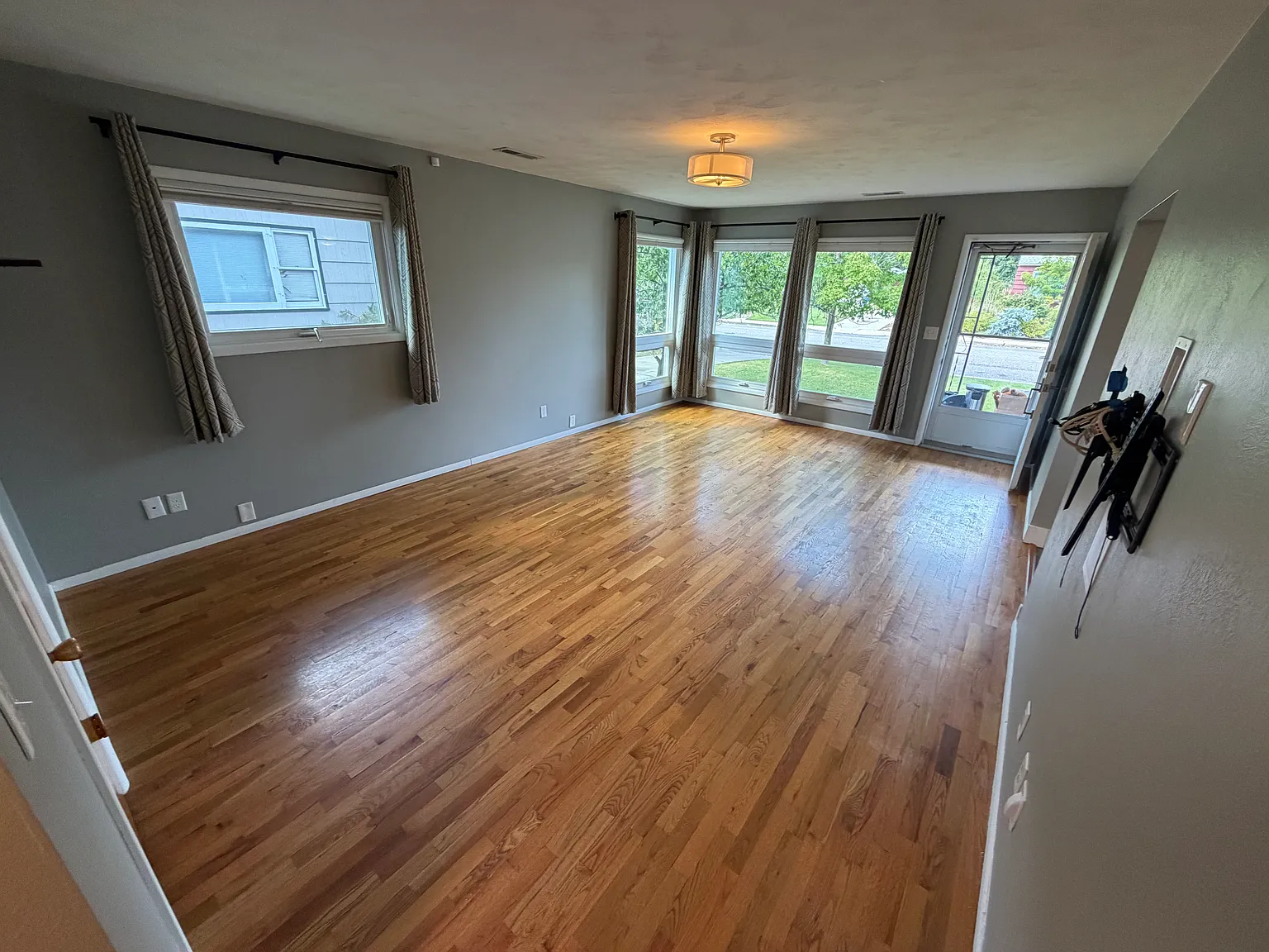 5 bed, 2484 sqft, $3,795 — Photo 4