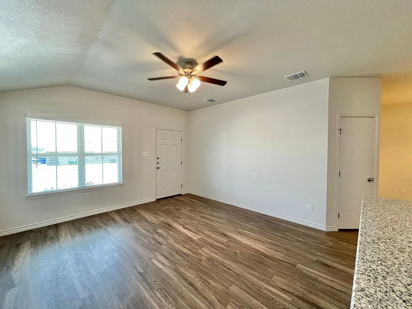 1802 Montell — Photo 4