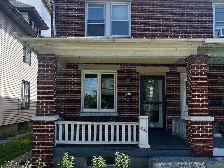 822 W Main St — Photo 1