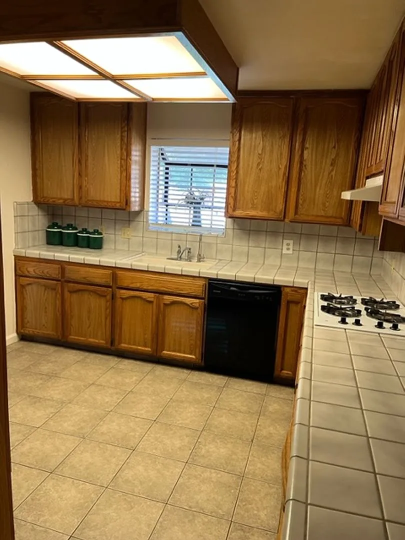 Nice 5 bedroom home with a large garage. — Photo 2