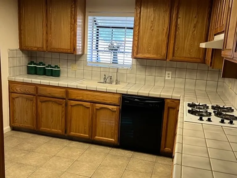 2427 Cherrywood Ct — Photo 2