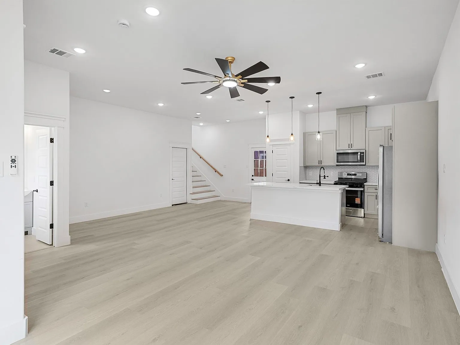 3 bed, 2.5 bath, 1372 sqft, $1,995 — Photo 4