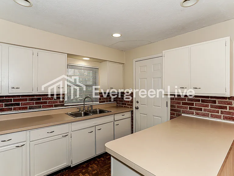 2161 Sylved Ln — Photo 6