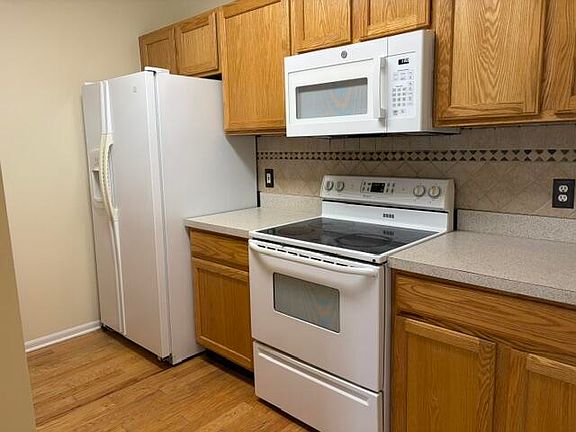 5th image of 2736 S Knightsbridge Cir