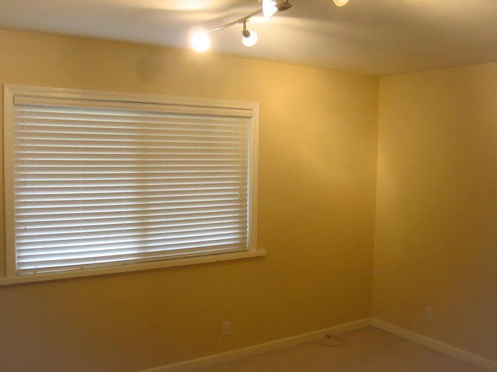 1070 Lois Ave — Photo 4