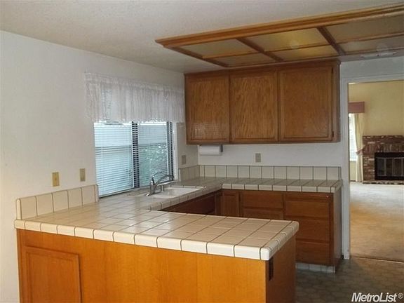 4th image of 1650 Ashford Dr