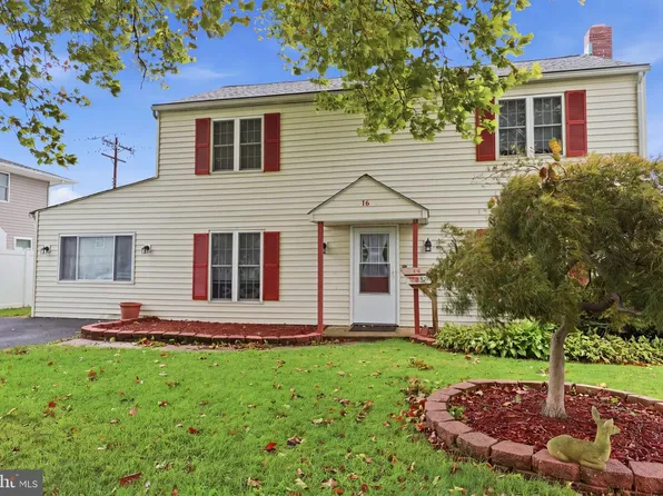 16 Tweed Rd, Levittown, PA 19056