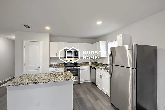 127 Holiday Dr — Photo 6