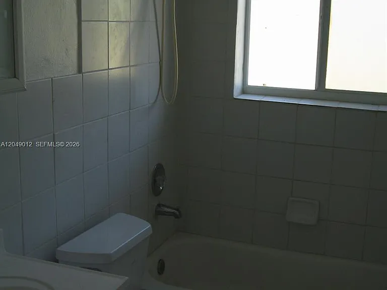 136 NW 14th Way — Photo 3