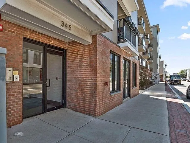 2 bed, 920 sqft, $4,200 — Photo 3