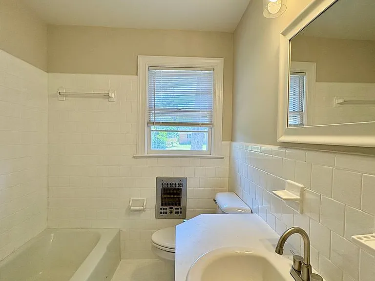 102 N Clarendon Dr — Photo 19