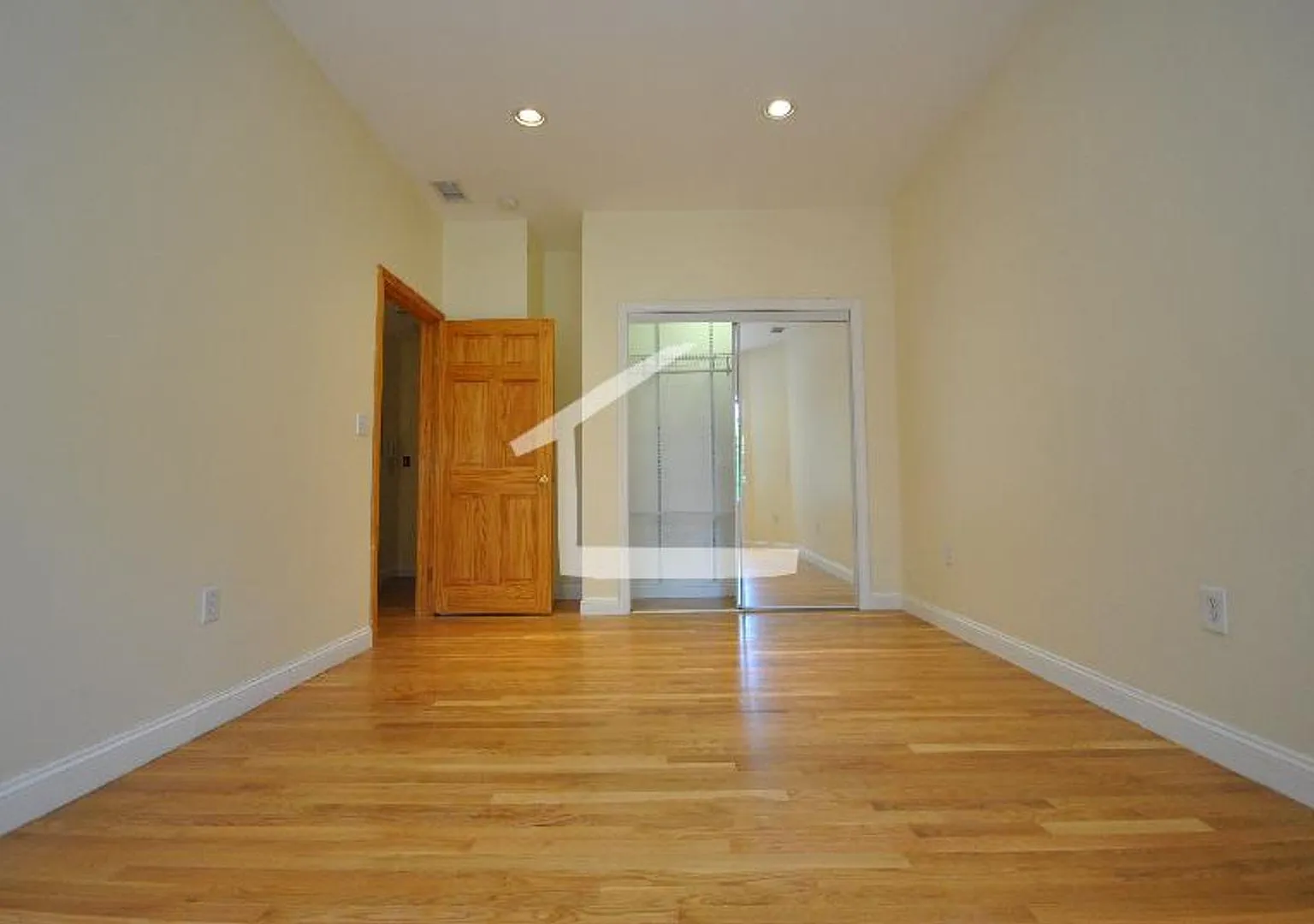 Charming 3 Bedroom -No Broker Fees — Photo 2