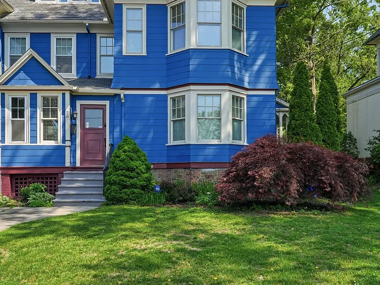 28 Alumni Ave — Photo 32