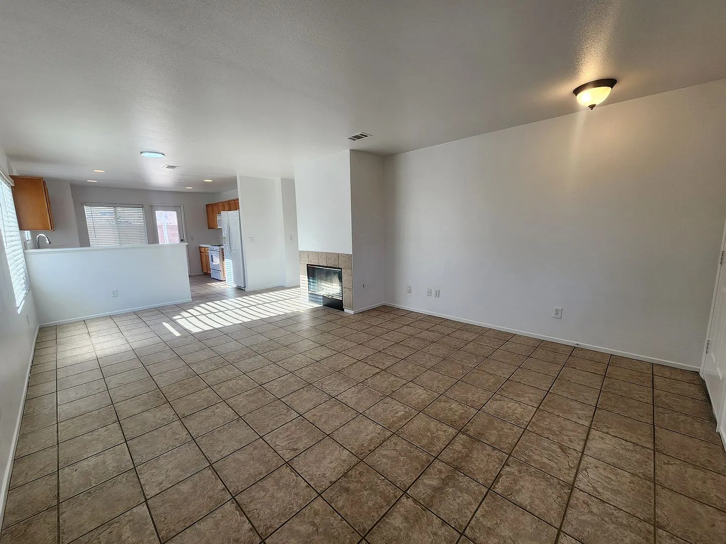 Three Bedroom in Desert Vista Community — Photo 2