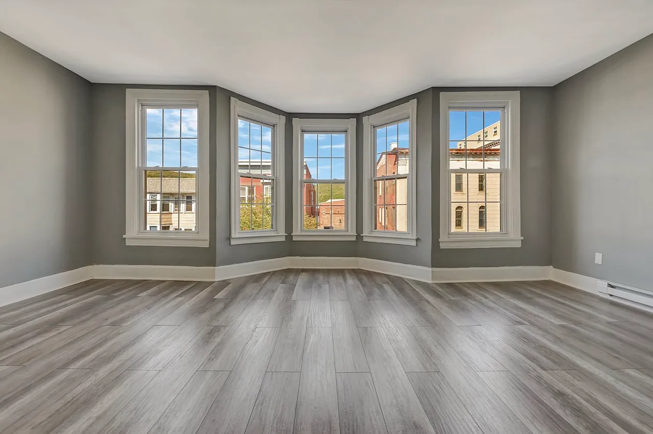 128 E Broad St — Photo 3