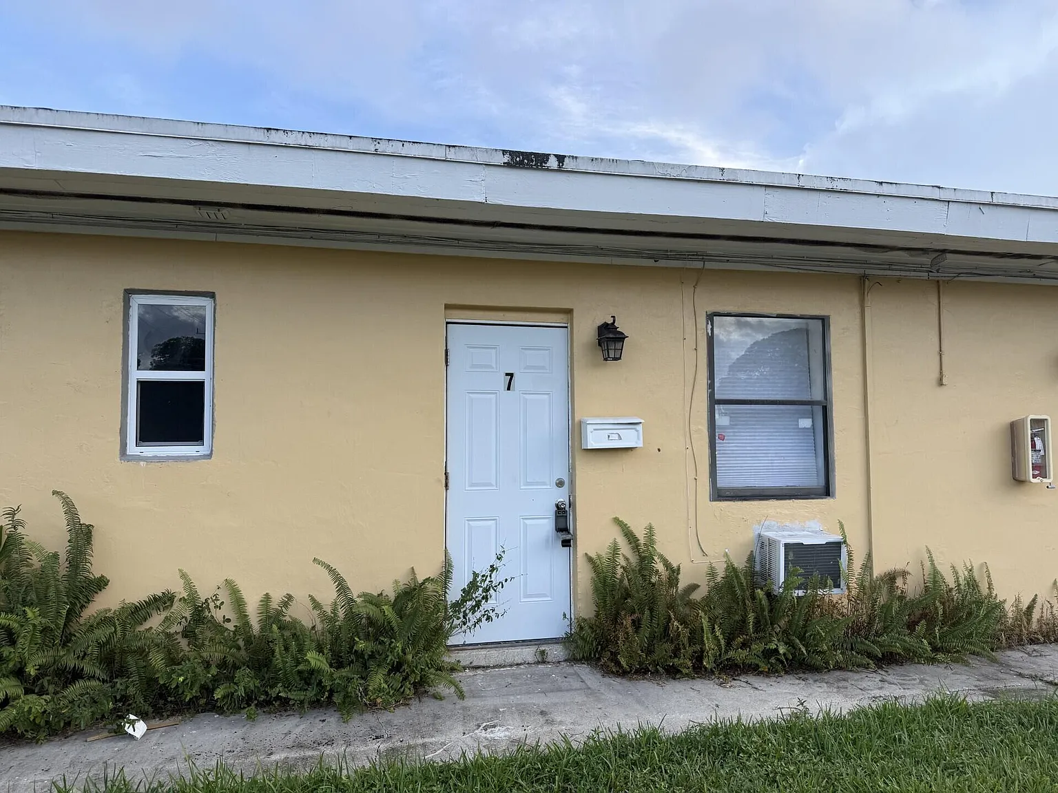 Studio, 1.0 bath, 300 sqft, $1,250 — Photo 2