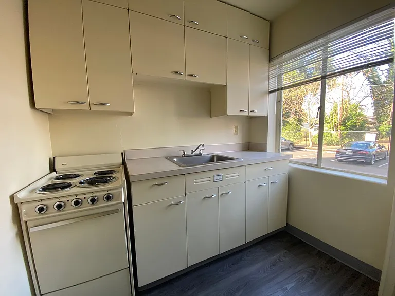 Eugene Manor Apartments — Photo 13