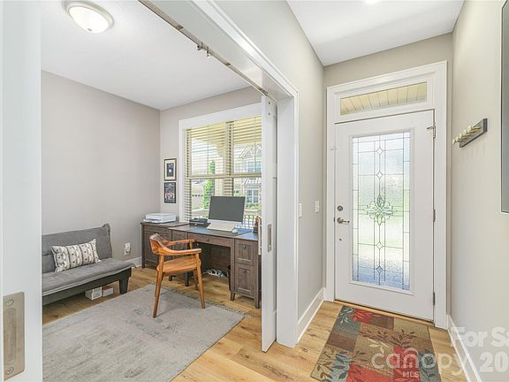 5th image of 31 Burlington Ln