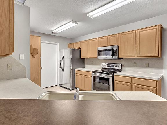 3rd image of 108 Red Oak St