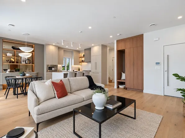 2211 William St #2, Vancouver, BC V5L 2S5