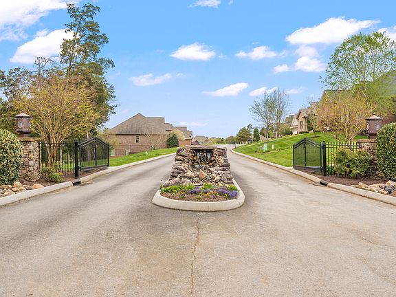 2nd image of 304 Maclaren Way