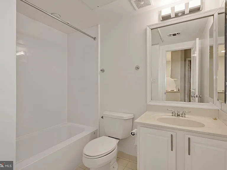 648 C St NE #1 — Photo 12