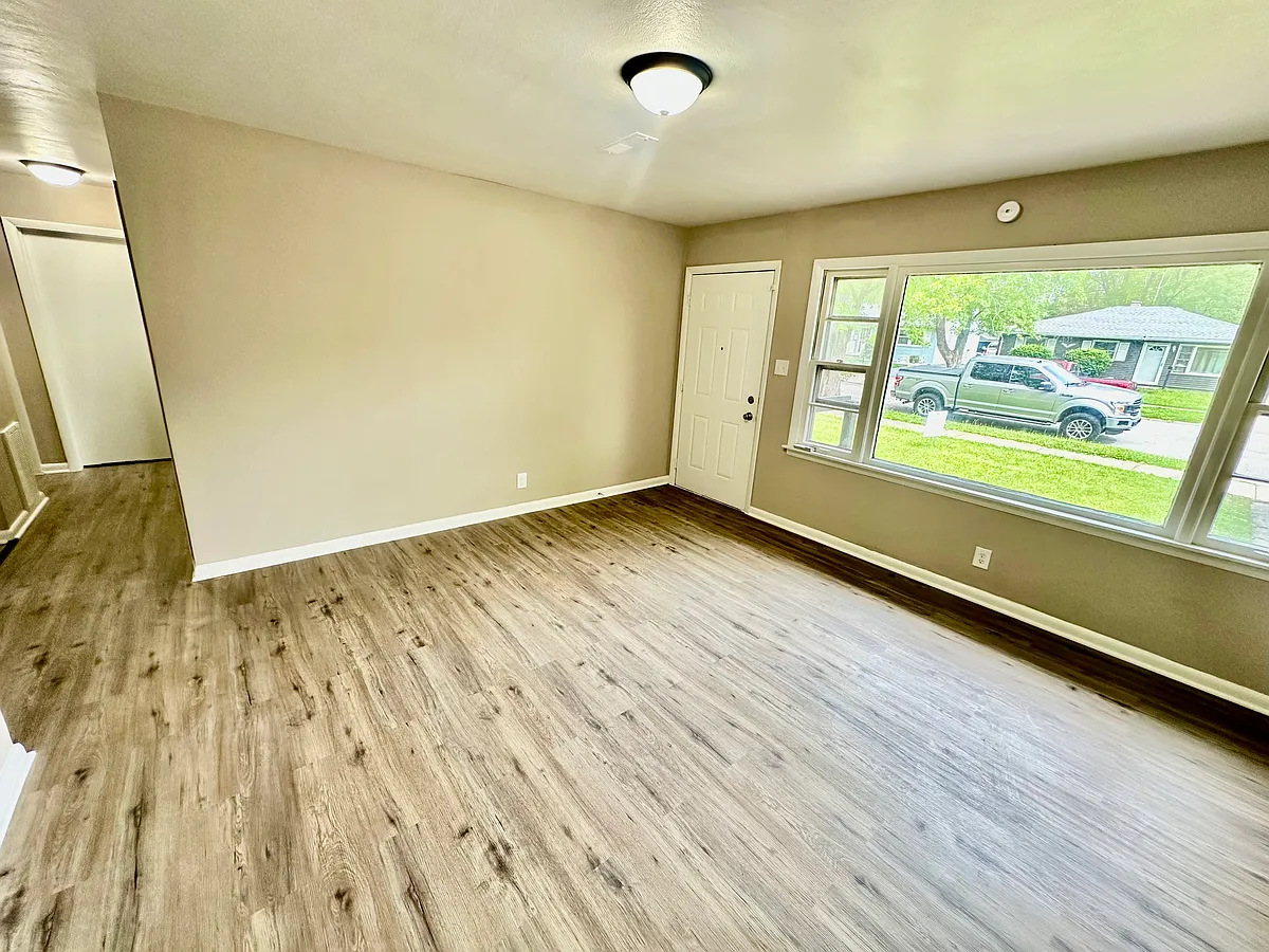 Building Photo - 533 W 51st Pl