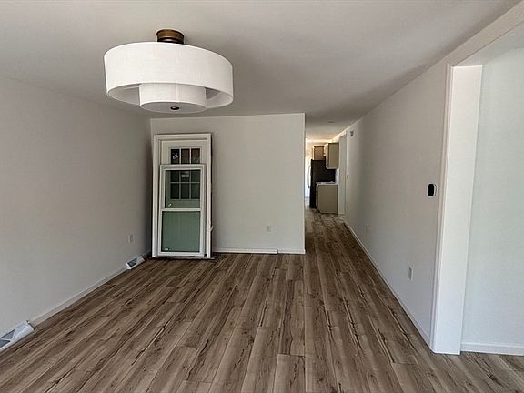 3rd image of 20 Pinrock Dr