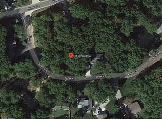 318 Seneca Dr, Howard City, MI 49329