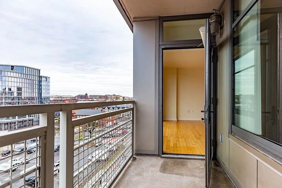1 bed + den - Ideal City Living in City Vista! Parking Included! — Photo 4