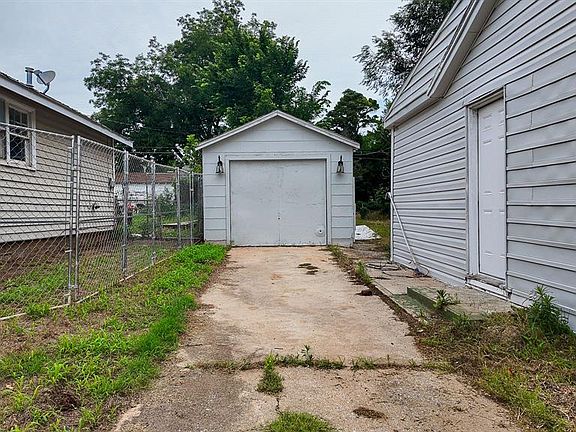 2nd image of 313 W Texas Ave