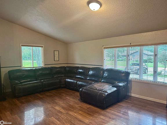 5th image of 912 Country Lane Dr