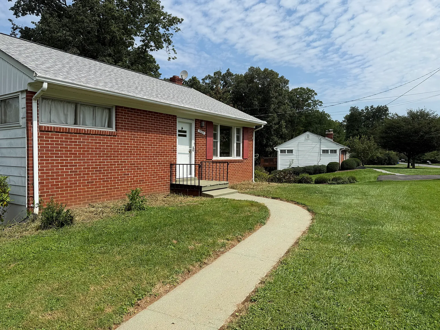3 bed, 1.5 bath, 900 sqft, $2,100 — Photo 1