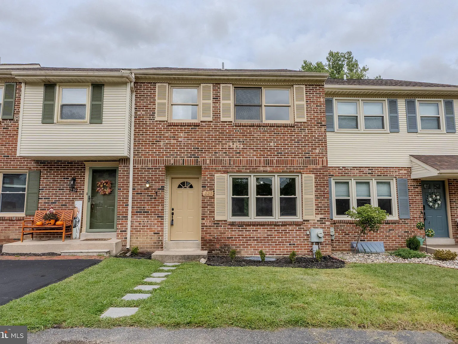 3 bed, 2.5 bath, 1371 sqft, $2,400 — Photo 2