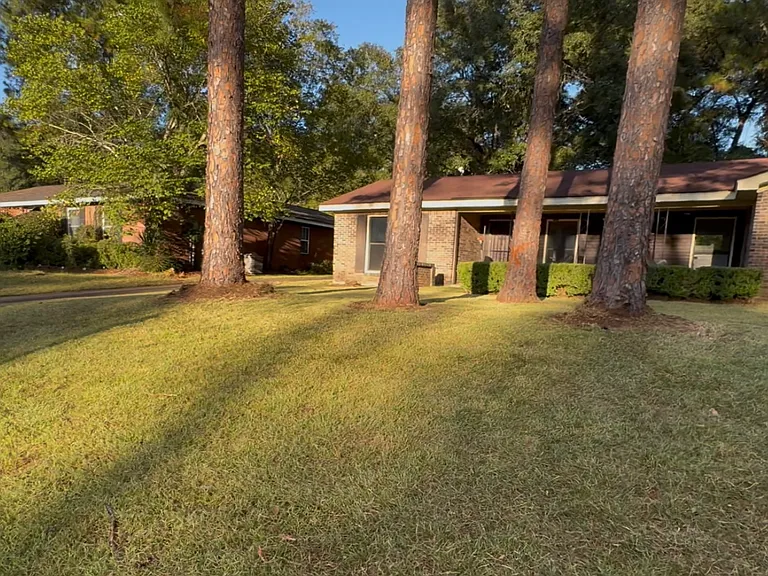 1216 Augusta Dr — Photo 2