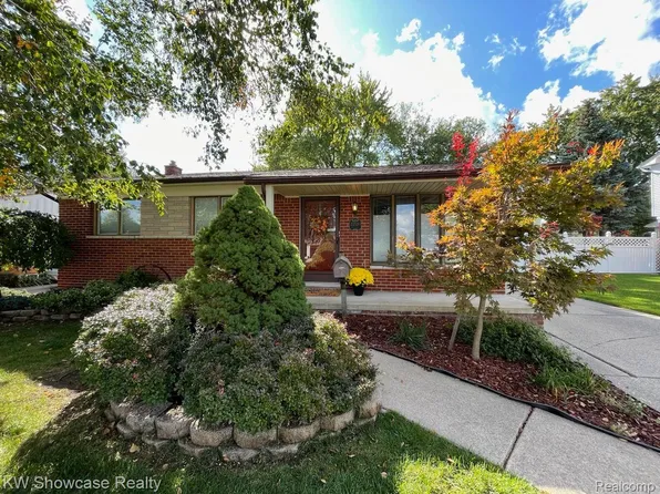 22520 Lake Blvd, Saint Clair Shores, MI 48082