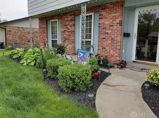 7038 Pineview Dr, Huber Heights, OH 45424