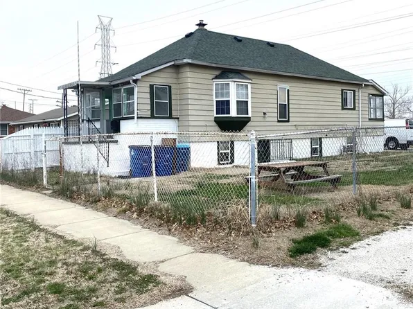 135 S Main St, Wood River, IL 62095