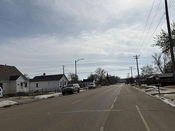 5th image of 427 9th Ave W