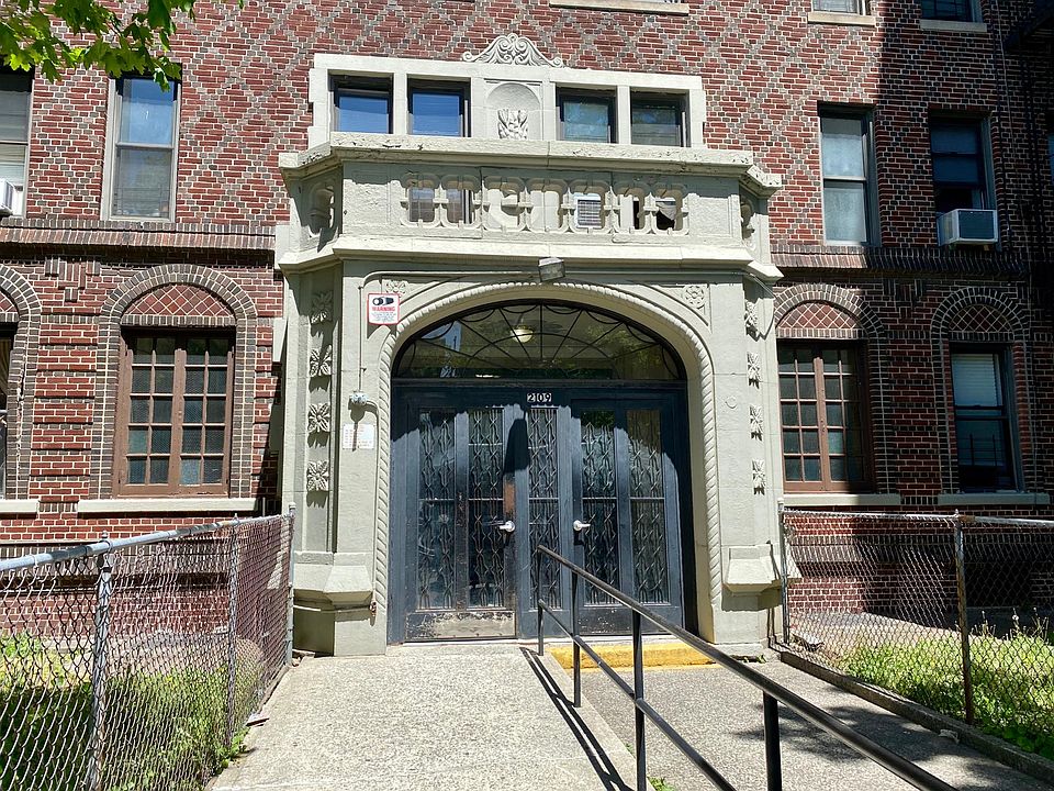 1st image of 2109 85th St #304