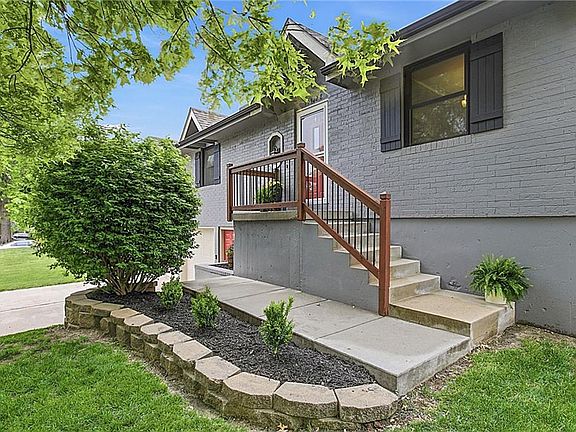 4th image of 1128 NE Westwind Dr