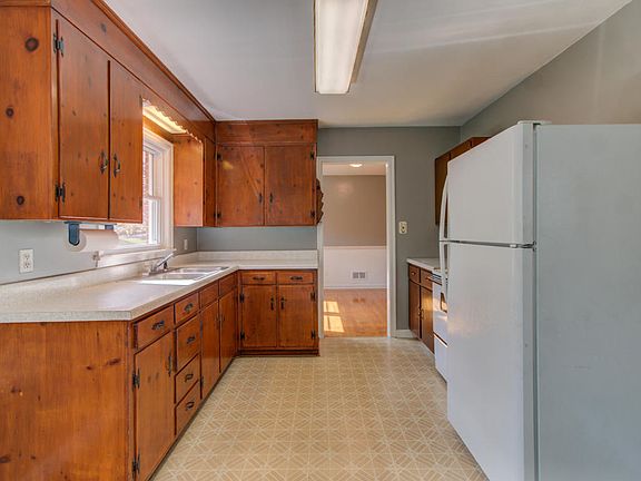 4th image of 3270 Fleetwood Ave