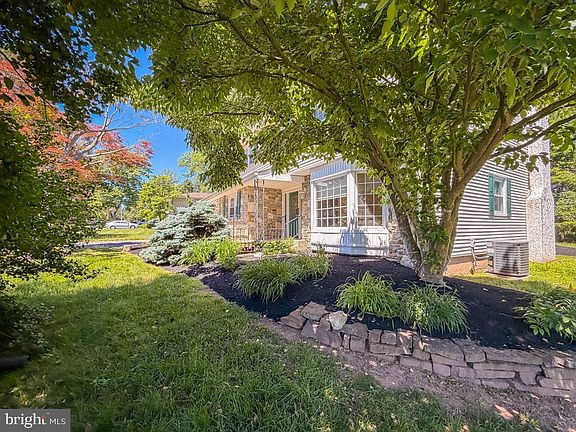 3rd image of 16 Upton Ln