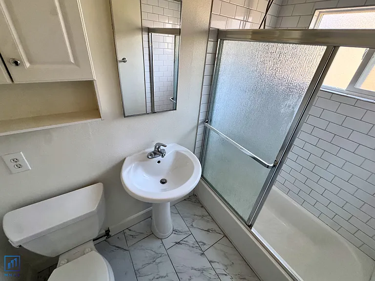 733-735 S Woodlawn Ave — Photo 9
