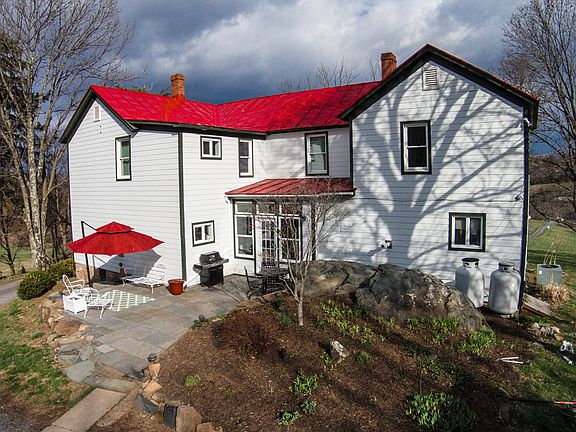 2nd image of 125 Red Barn Ln